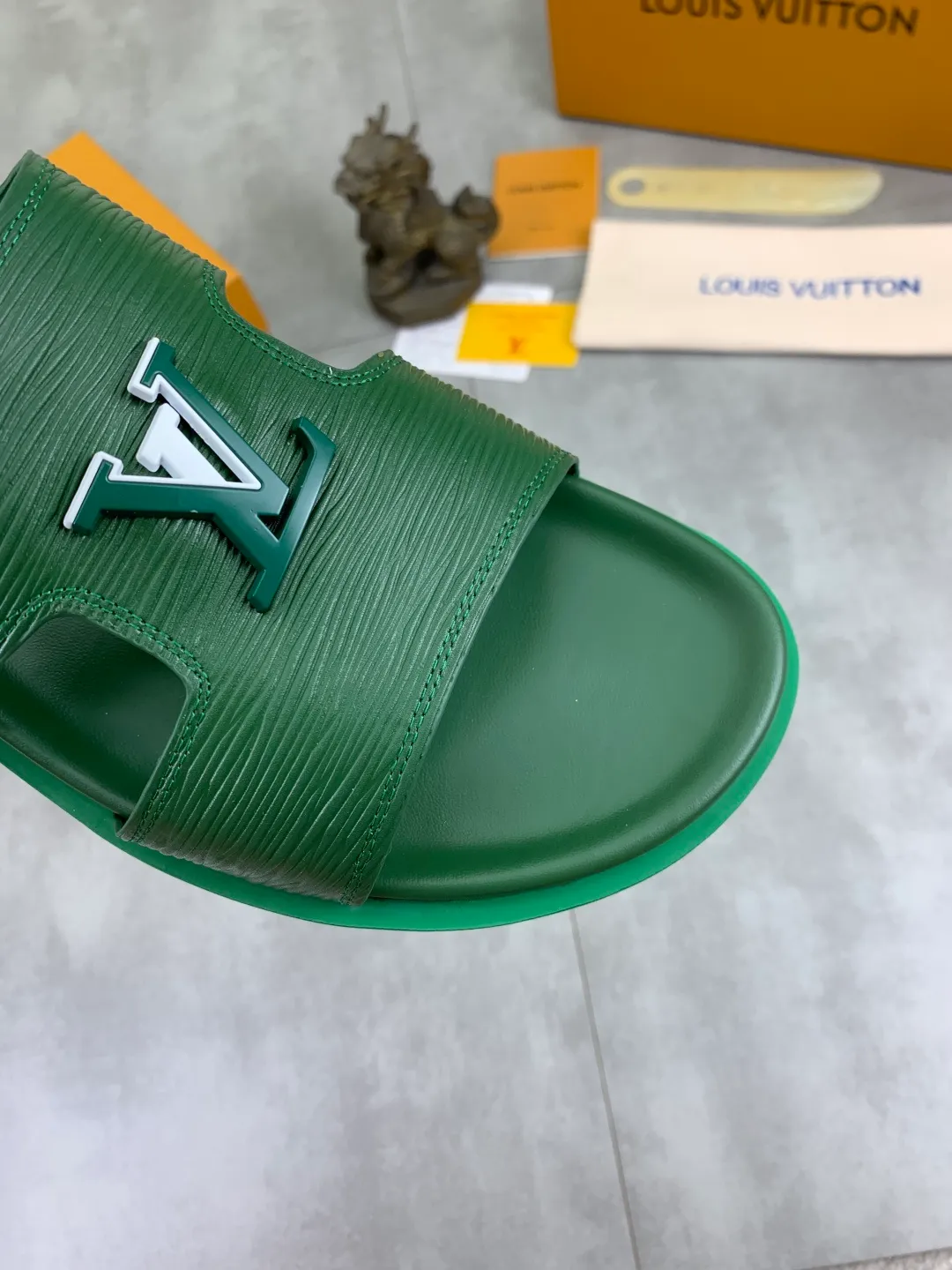 Men's shoes 💰P300💰【New style】🆘 Original quality 【LOUIS VUITTON】The popular Louis Vuitton LV men's slippers on the official website are on sale simultaneously! Original fabric imported from Italy, original factory special supply, code number: 38-44 (45 customized), many colors available